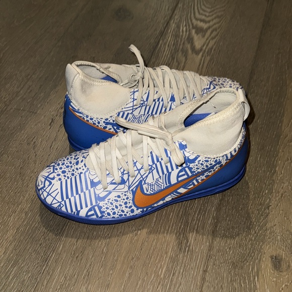 indoor used ronaldo soccer cleats size 3.5y - Picture 3 of 4